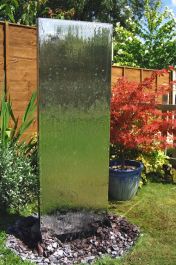 Tin – Fontana Verticale in Acciaio Inox 130 cm con Serbatoio in plastica